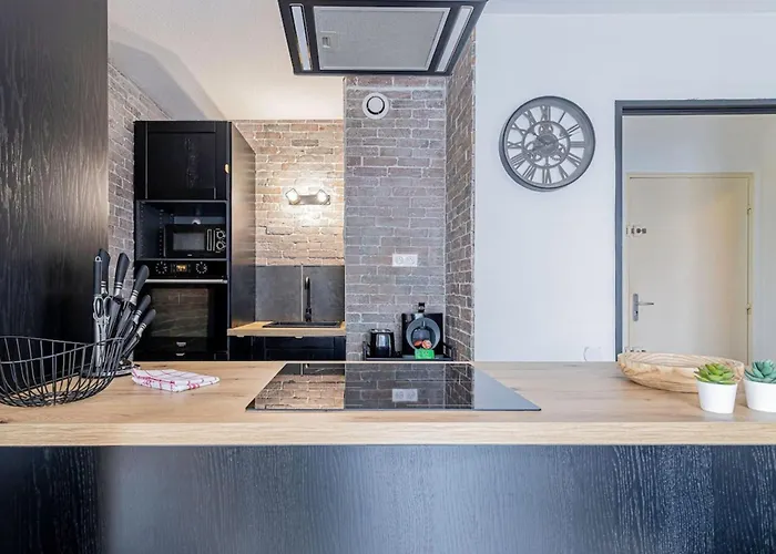 Moundi Piscine-parking-balcon Proche Hippodrome Апартаменты *